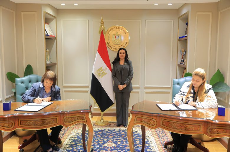 صندوق دعم الصناعات الريفية و4 جمعيات يوقعون عقود تمويل مشروعات متناهية الصغر