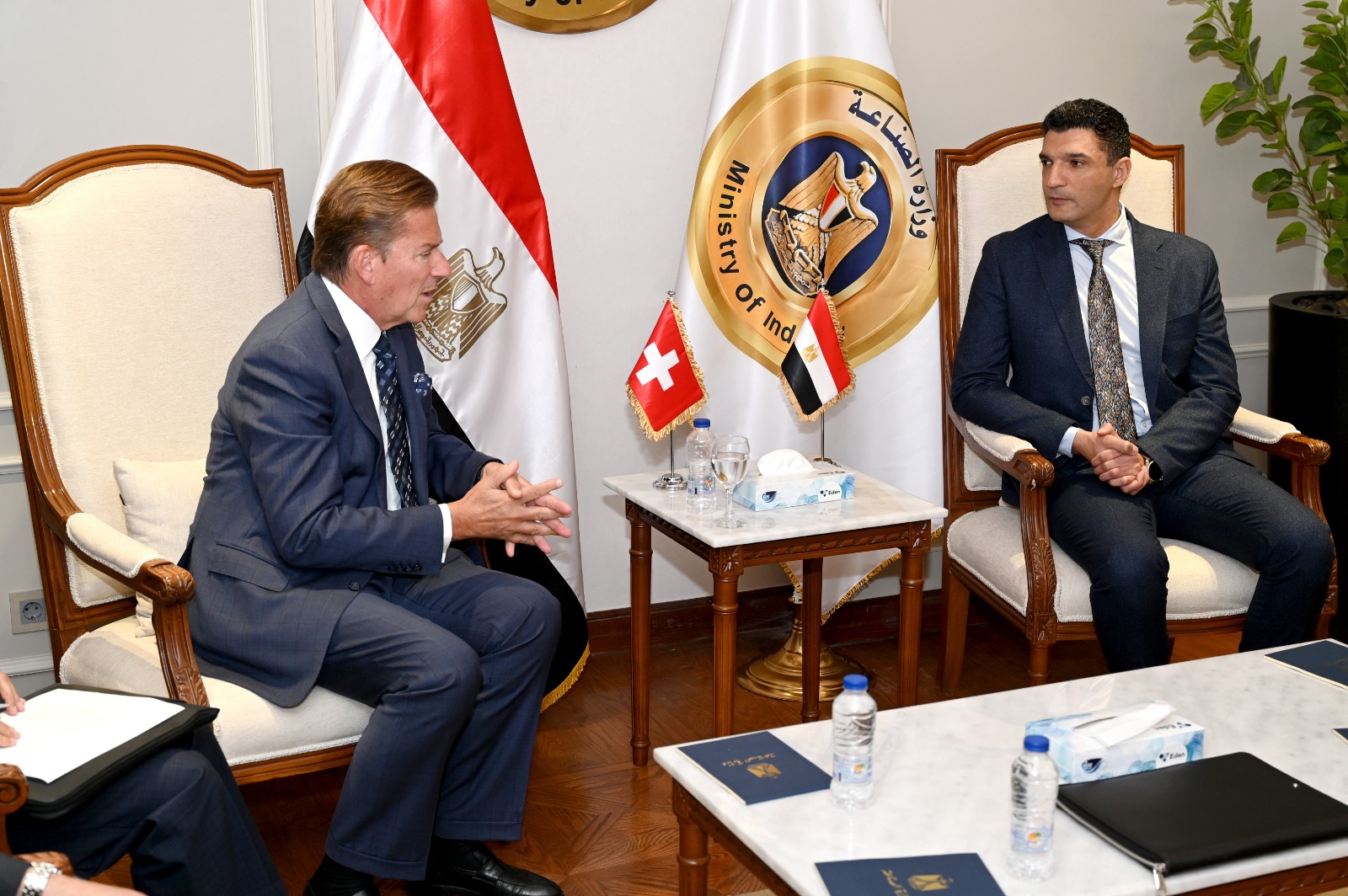 وزير الصناعة يبحث مع السفير السويسري سبل الوصول للشراكة الصناعية