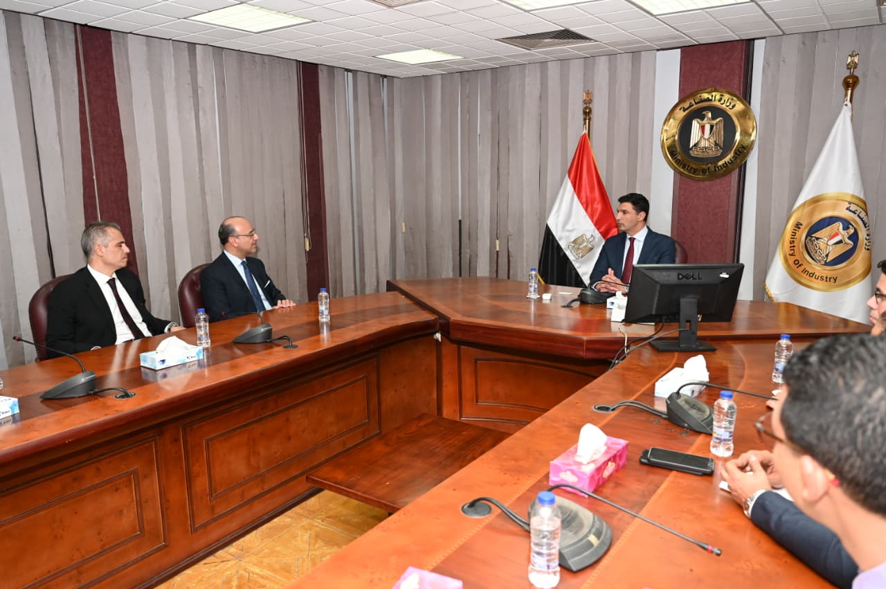 وزير الصناعة يبحث خطط توسع «صافولا» ويؤكد دعم الدولة للصناعات الغذائية