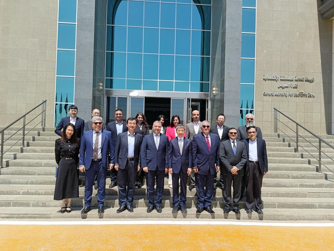 «اقتصادية قناة السويس» تبحث مع السفير الصيني فرص الاستثمار بالموانئ والمناطق الصناعية