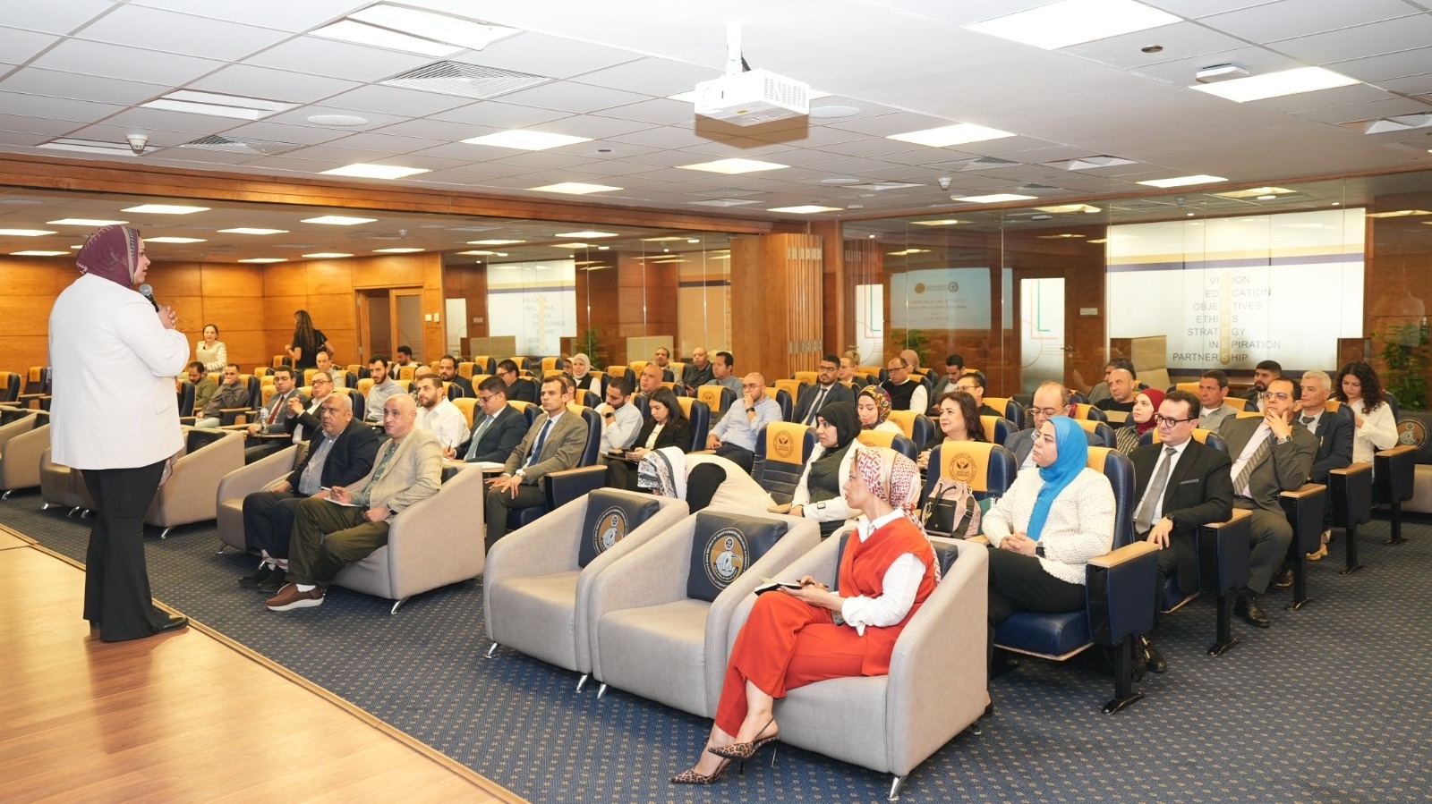 الرقابة المالية تناقش تنفيذ إفصاح الشركات عن الانبعاثات الكربونية وتعويضها