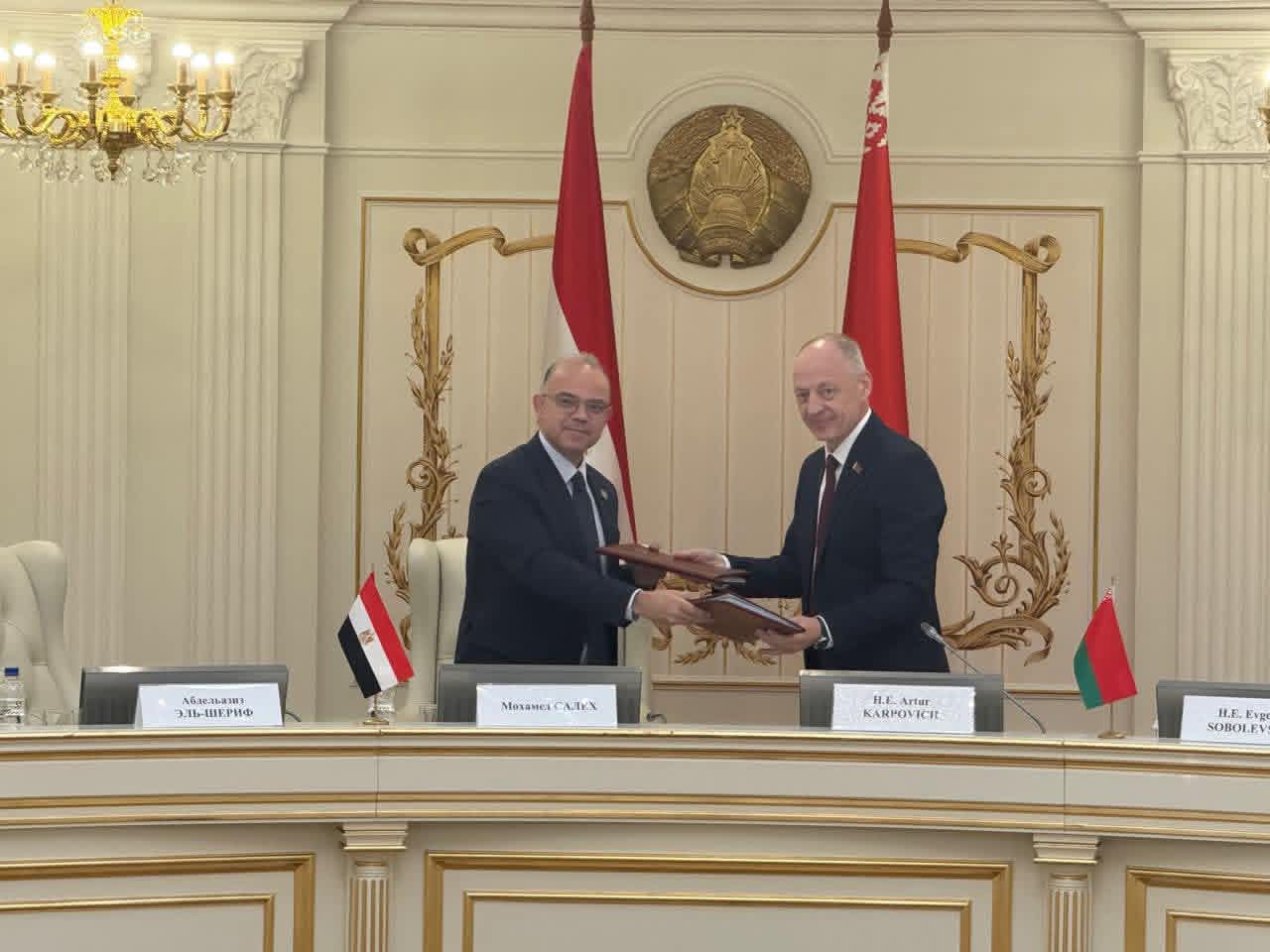 مصر وبيلاروسيا توقعان بروتوكول تعاون لتوطين الصناعات الثقيلة وزيادة التجارة