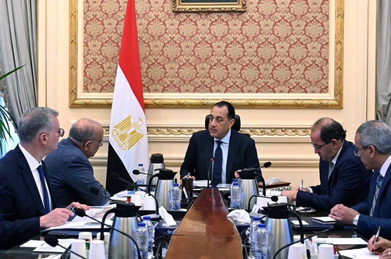 رئيس الوزراء يناقش جهود تخصيص الاعتمادات المالية اللازمة لتوفير المنتجات البترولية