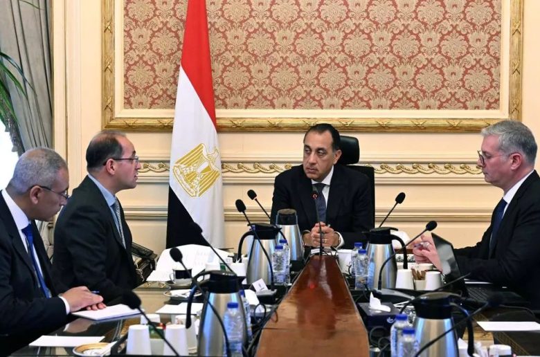 رئيس الوزراء يبحث جهود الحكومة لضمان تلبية احتياجات الدولة من المنتجات البترولية