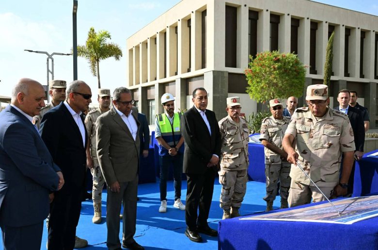 رئيس الوزراء يستقل الأتوبيس الكهربائي لتفقد عدد من مشروعات العاصمة الجديدة