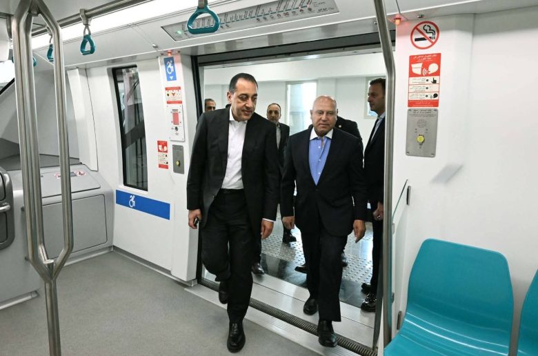 رئيس الوزراء: توجيات  رئاسية بالتوسع في إنشاء شبكة وسائل النقل الجماعي الأخضر