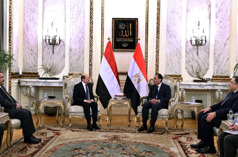 رئيس الوزراء يلتقي نظيره اليمني ويؤكد حرص مصر على دعم مسارات التعاون الثنائي