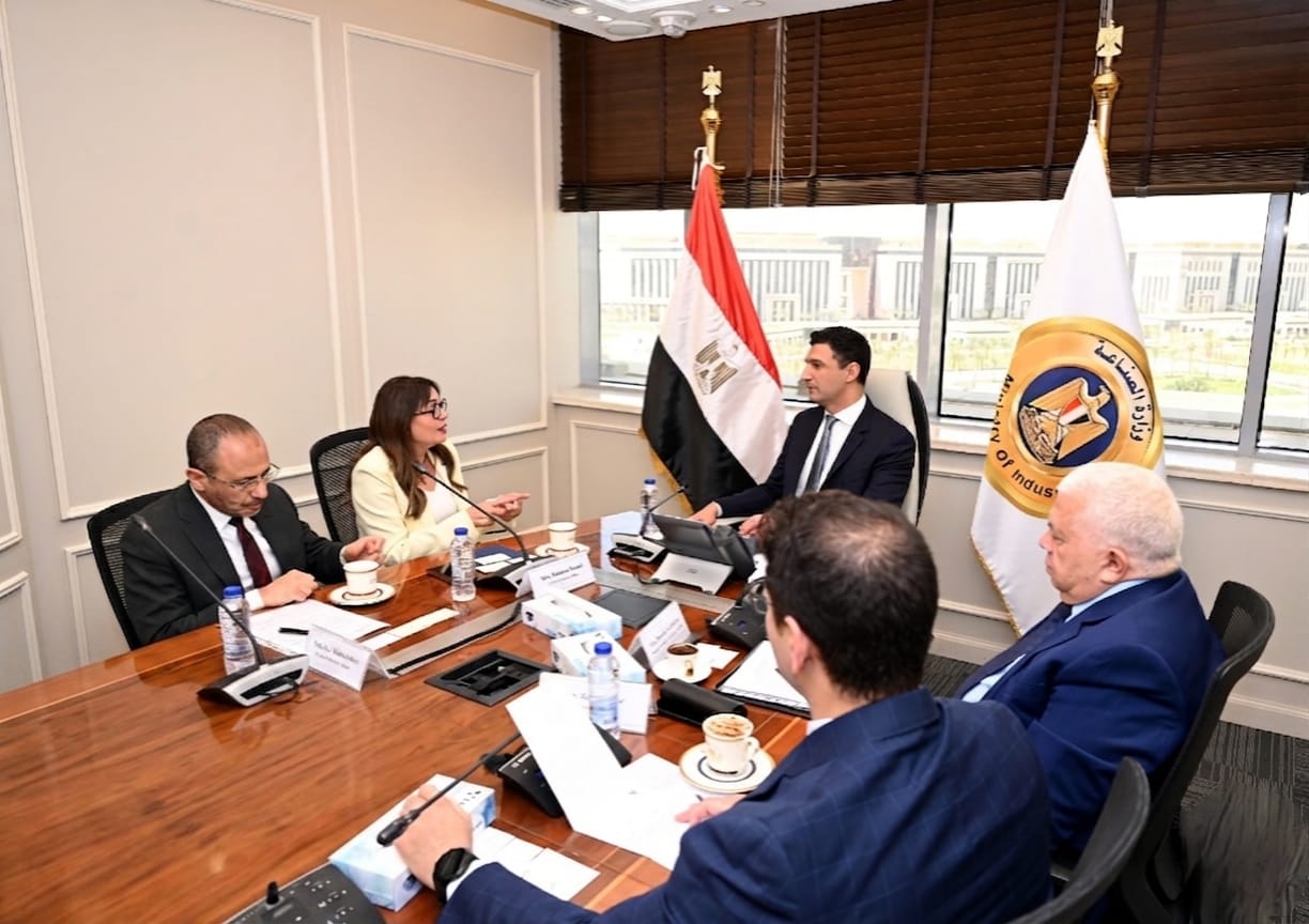 وزير الصناعة يبحث مع «طاقة عربية» التوسع في الطاقة الخضراء وشحن السيارات الكهربائية