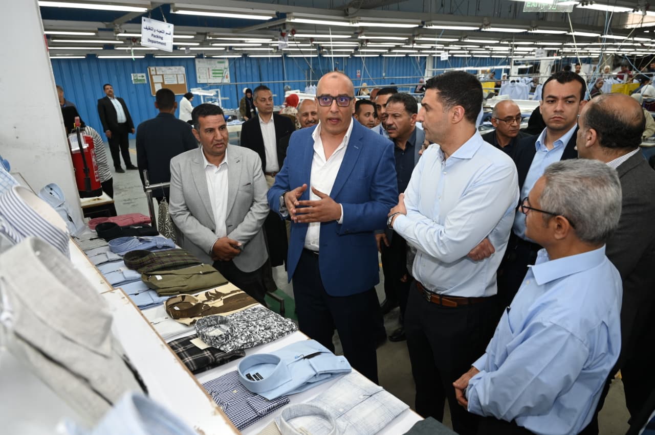 وزير الصناعة يتفقد مصنع «السويسرية للملابس القطنية» ببني سويف باستثمارات 15.4 مليون دولار