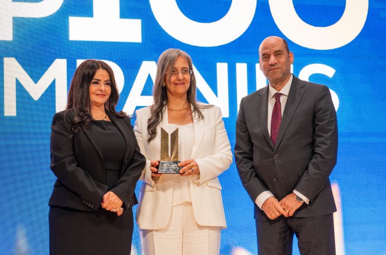 المهندسة عبير لهيطة العضو المنتدب للشركة المصرية لخدمات النقل – ايجيترانس نوسكو أثناء استلام التكريم