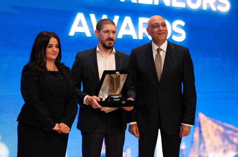 أحمد مختار، المؤسس والرئيس التنفيذي لشركة سوايب إكس أثناء استلام التكريم