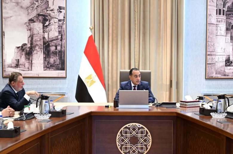 الحكومة والبنك المركزي يستعرضان إجراءات إتاحة الاعتمادات المالية لتعزيز المخزون الاستراتيجي للسلع