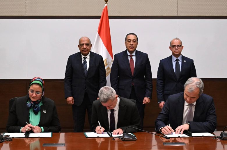 توقيع اتفاقيتي الاستثمار والتشغيل وشراء الطاقة لمحطة طاقة رياح جبل الزيت