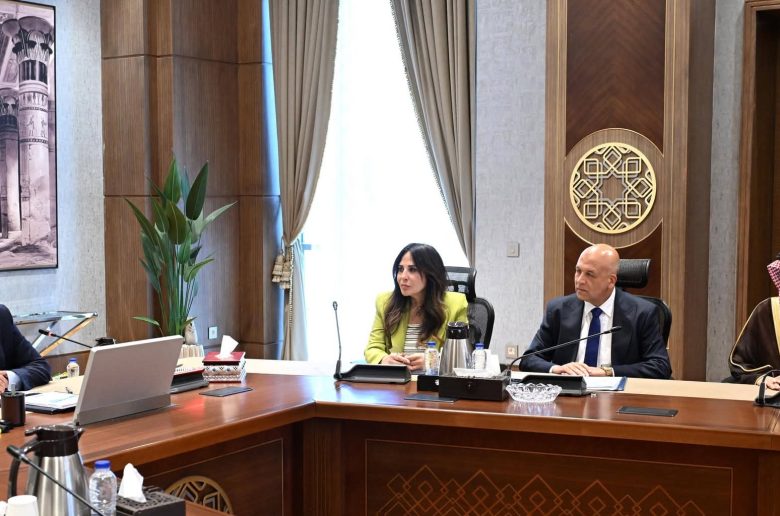 رئيس الوزراء يناقش مع مسئولي «أكوا باور» أطر تنفيذ مشروعات تحلية مياه البحر