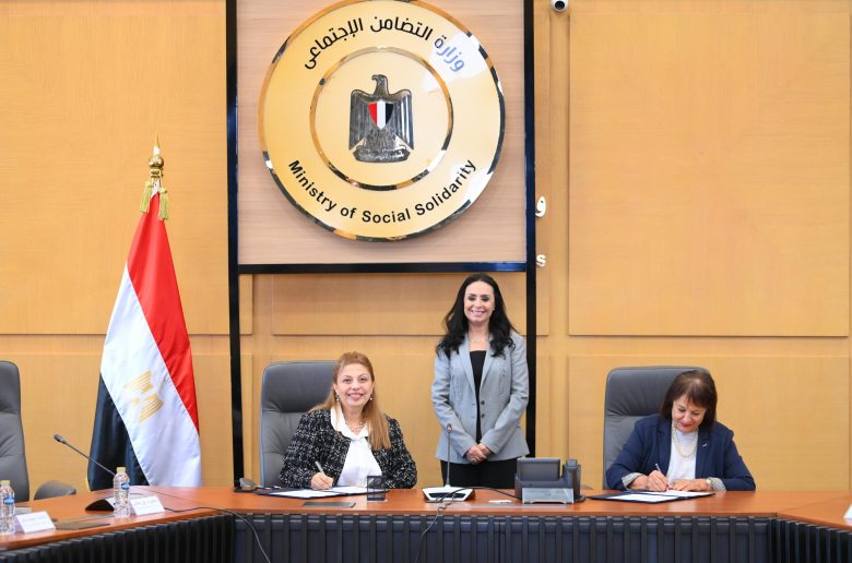 صندوق دعم الصناعات الريفية يوقع عقود تمويل مشروعات متناهية الصغر مع 13 جمعية