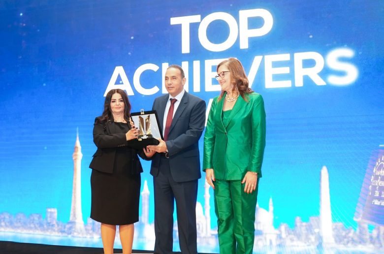 الدكتور إسلام عزام، رئيس الهيئة العامة للرقابة المالية أثناء استلام التكريم