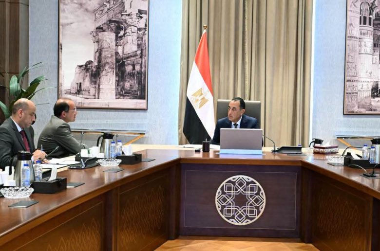 رئيس الوزراء يبحث مبادرات تحفيز العمالة غير المنتظمة وأصحاب المهن الحرة والمصريين بالخارج