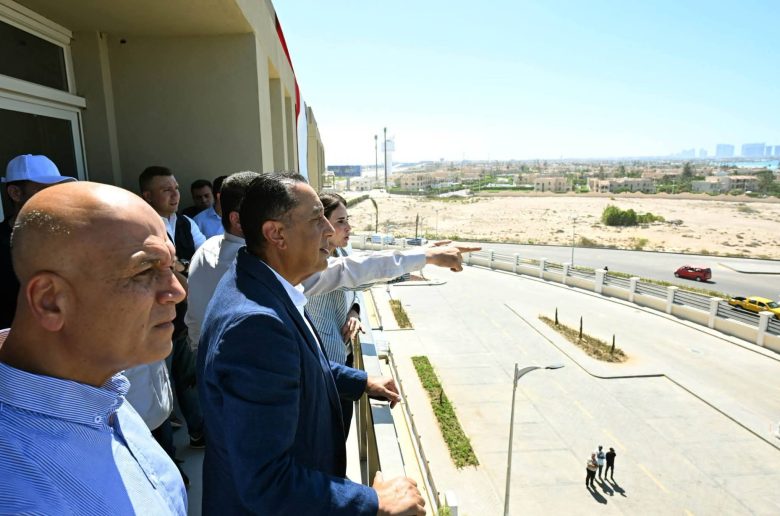 رئيس الوزراء يتفقد سير العمل بمشروع «مارينا 8» بقرية مارينا السياحية