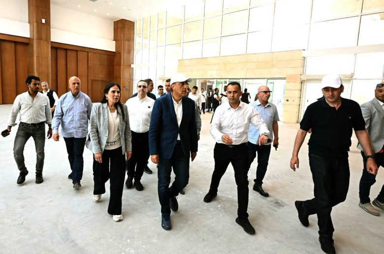 رئيس الوزراء يتفقد مركز المؤتمرات والمعارض بالمدينة التراثية والحديقة المتحفية