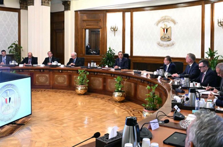 رئيس الوزراء: الحكومة تعمل بالتنسيق مع البنك المركزي على إعداد البرنامج الاقتصادي الوطني