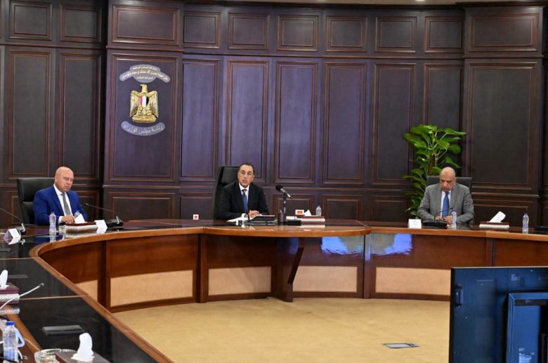 رئيس الوزراء: ننسق مع البنك المركزي لإعداد البرنامج الاقتصادي الوطني