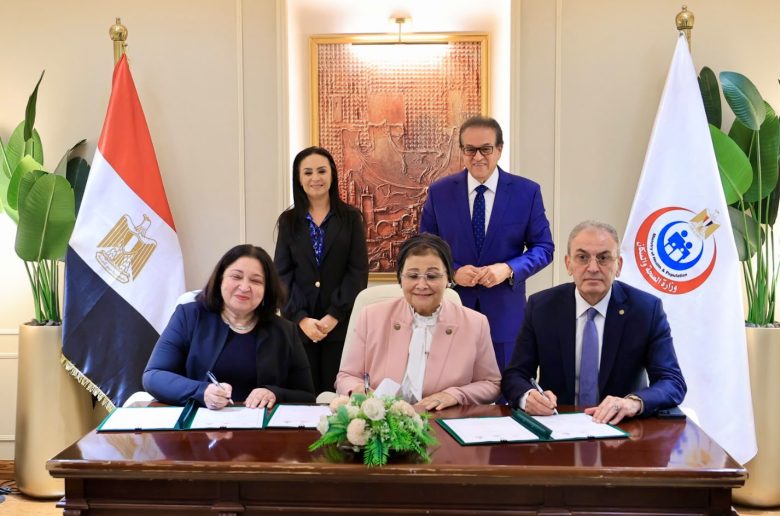 الصحة والتضامن وغرفة صناعة الملابس يوقعون بروتوكول تعاون لتمكين المرأة