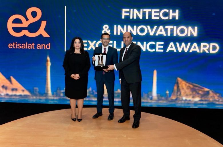 المهندس أحمد يحيى، الرئيس التنفيذي للتكنولوجيا المالية والتطبيقات الرقمية في إي آند مصر أثناء استلام التكريم