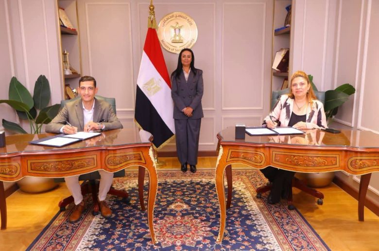 صندوق دعم الصناعات الريفية و4 جمعيات أهلية يوقعون عقود تمويل مشروعات متناهية الصغر