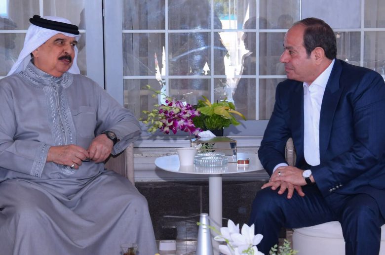 الرئيس السيسي وملك البحرين يشددان على أهمية مواصلة العمل على تطوير العلاقات الثنائية