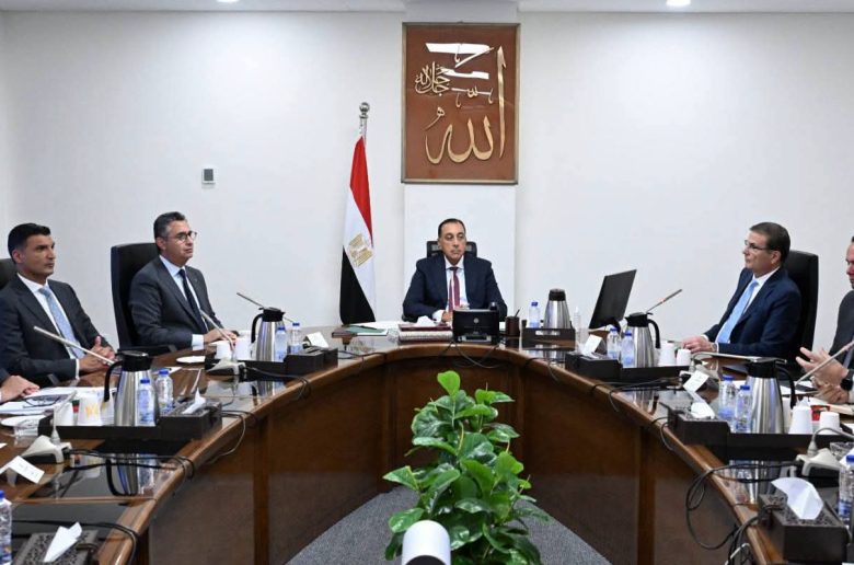 رئيس الوزراء يستعرض مقترح تنفيذ مبادرة «القرية المنتجة» لتعزيز التنمية المستدامة