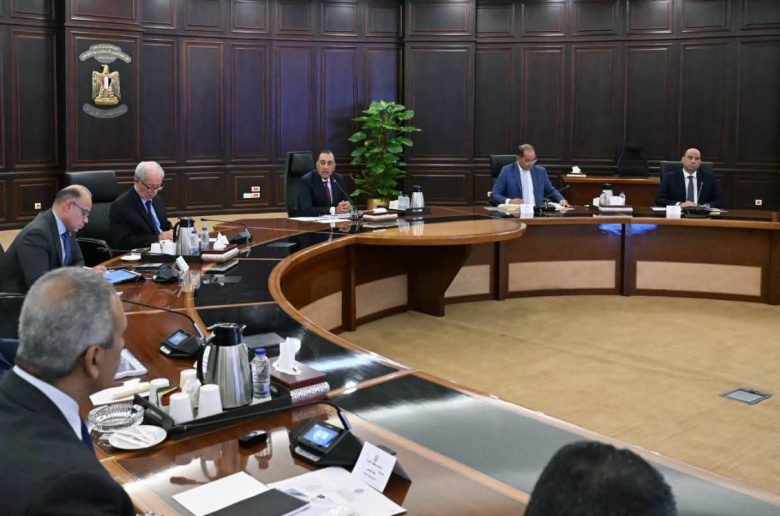 تنسيق بين الحكومة والبنك المركزى لإعداد برنامج تحول اقتصادي جديد