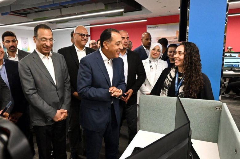 رئيس الوزراء يتفقد «كونسنتركس» الأمريكية ويشيد بالنماذج الشبابية الناجحة