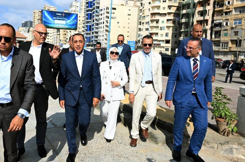 رئيس الوزراء: تطوير كورنيش الإسكندرية يستهدف تعظيم الاستفادة من المقومات الساحلية