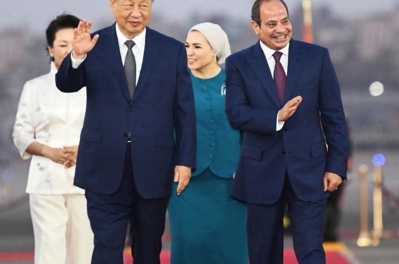 الرئيس السيسي يستقبل نظيره الصيني بمطار القاهرة الدولي 