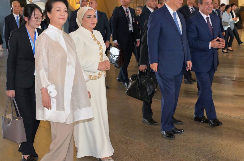 الرئيس السيسي وقرينته يصطحبان رئيس الصين وزوجته بجولة بالمتحف المصري الكبير