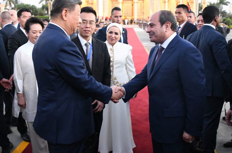 الرئيس السيسي يودع نظيره الصيني في مطار القاهرة 