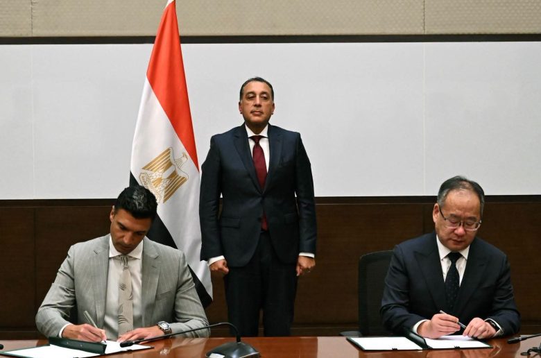 وزارة الصناعة و«لينج لونج» الصينية توقعان مذكرة تفاهم لإنشاء مجمع صناعي متكامل لإنتاج إطارات السيارات