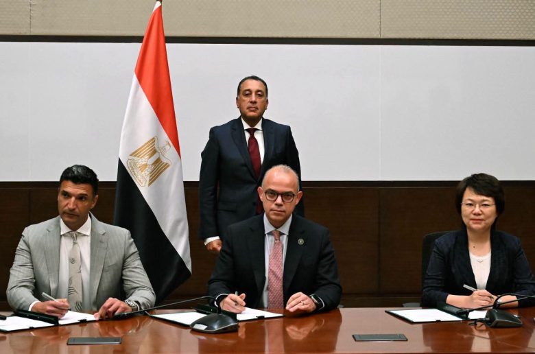 توقيع مذكرة تفاهم لإقامة قاعدة لتخطيط وإنشاء مصانع السيارات ووسائل النقل بمصر