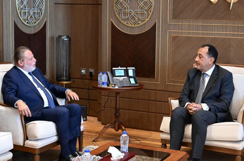 رئيس الوزراء يبحث مع محافظ البنك المركزي عددا من ملفات العمل المشتركة