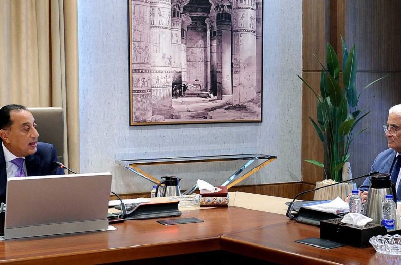 رئيس الوزراء يتابع تنفيذ فض التشابكات المالية وتسوية المديونية بين  القابضة للقطن والغزل والتأمينات