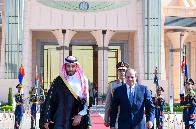 الرئيس السيسي يودع الأمير محمد بن سلمان بمطار القاهرة الدولي 